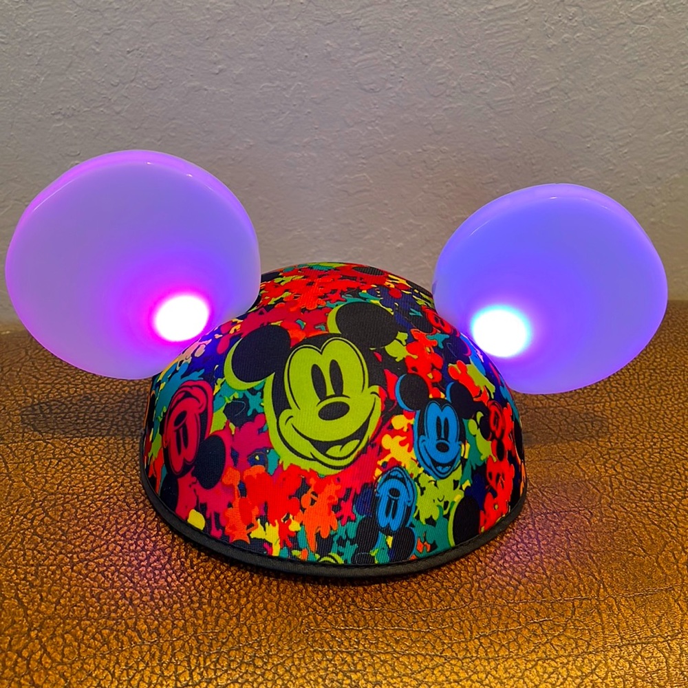 Mickey Mouse Cap Head with Big Ears lights on with batteries (AAA) display use!